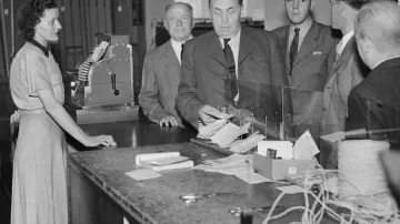 Ministr vnitřního obchodu Antonín Zmrhal při návštěvě obchodního domu Bílá labuť (1946)