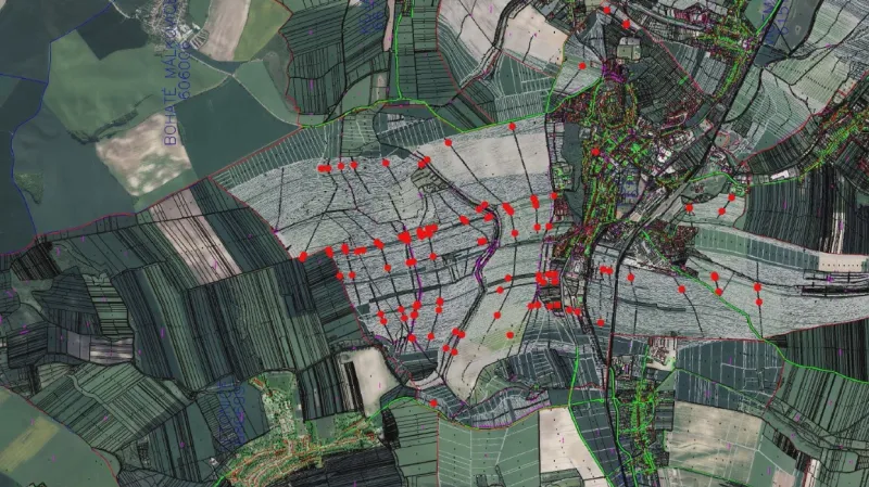 Červeně jsou vyznačeny pozemky, o které vede církev spor