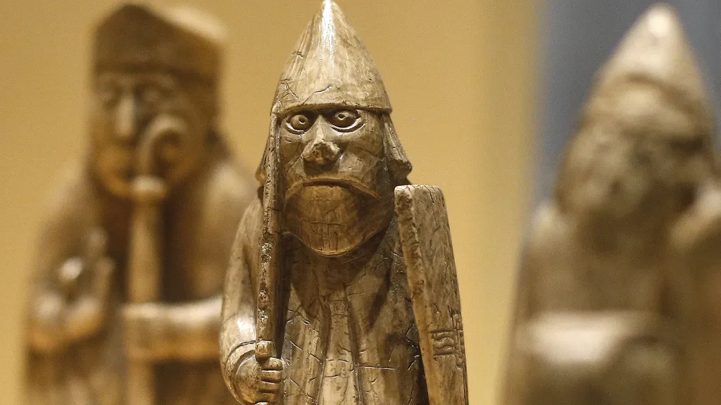 Šachové figurky z mroží slonoviny