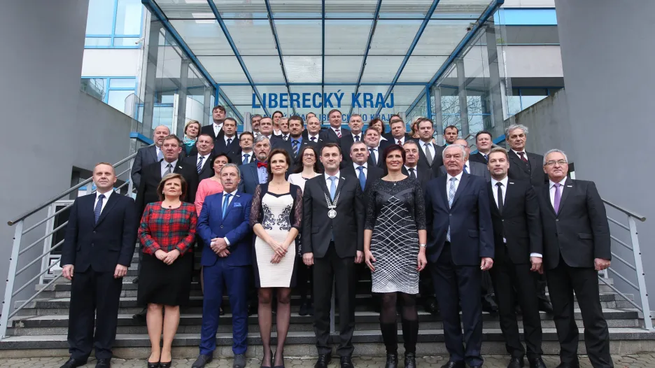 Společná fotografie zastupitelů Libereckého kraje na ustavujícím zasedání