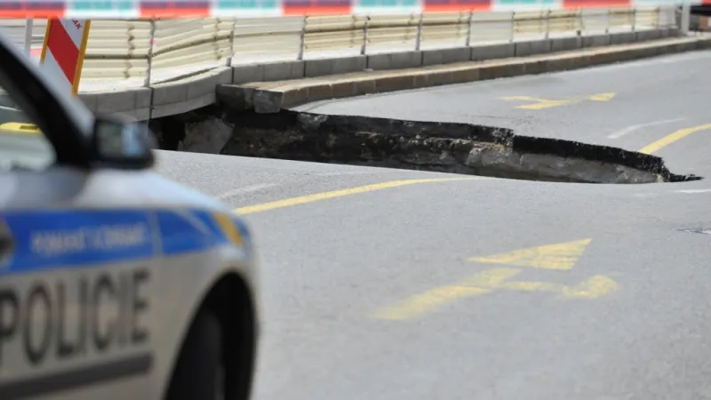 Propad vozovky v Evropské ulici