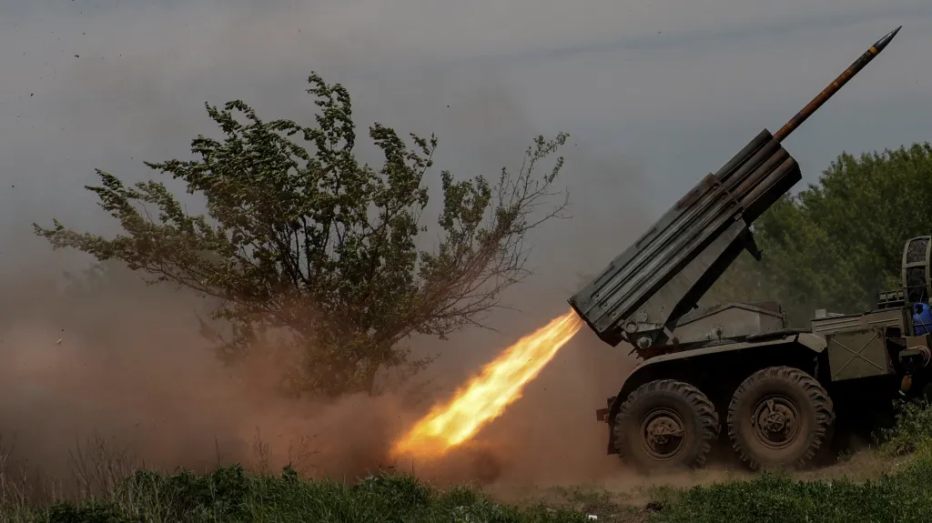 Ukrajinští vojáci střílí ze salvového raketometu BM-21 poblíž města Bachmut