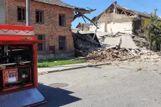 Obětí výbuchu v domě v Olšanech byl jeho majitel, zjistila policie. Ulice zůstává uzavřená