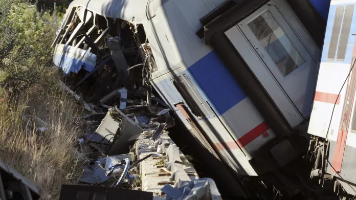 Vlak v Ústí nad Labem havaroval poté, co strojvedoucí přehlédl návěst, podle které měl zpomalit na 40 km/h.