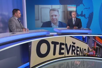 Můžeme trávit třináct dní v roce jinak než nákupy, říká Zdechovský o svátečním zákazu prodeje. Nechme to na lidech, míní Prouza
