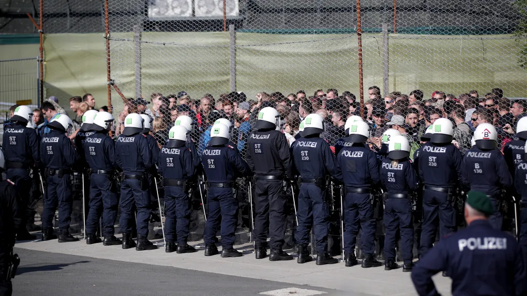 Rakouská policie nacvičuje, jak bránit migrantům překročit hranice země ze Slovinska (červen 2018)