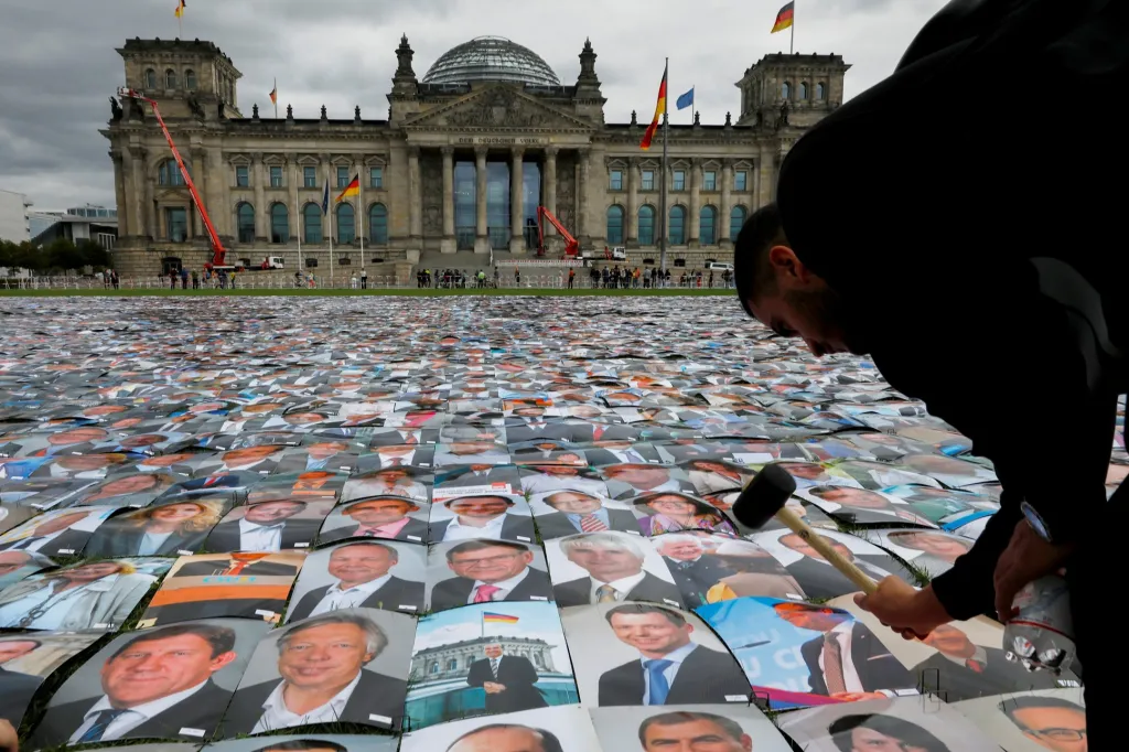 Aktivisté za lidská práva se sešli před budovou německého parlamentu v Berlíně, kde vystavili několik tisíc fotografií politiků, kteří se podle nich dopouštějí porušování práv občanů