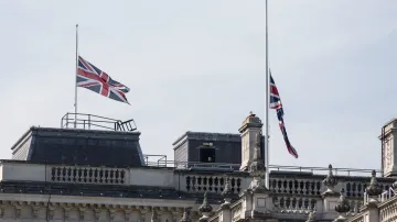 V Británii vlají vlajky na půl žerdi