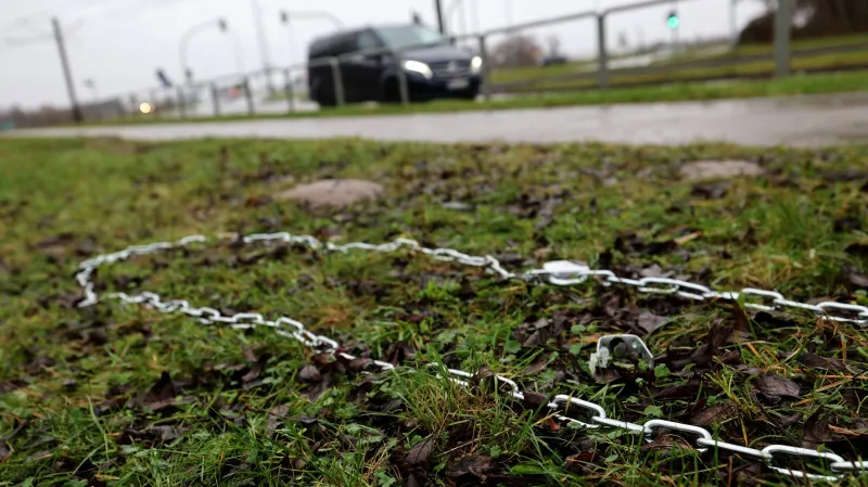 Po ukradené soše Tilla Lindemanna zbyl jen řetěz se zámkem