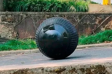 Čínská policie testuje hlídkující roboty se sítěmi a slzným plynem