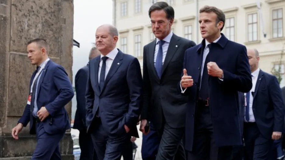 Francouzský prezident Emmanuel  Macron, německý kancléř Olaf Scholz a nizozemský premiér Mark Rutte při příchodu na summit na Pražském hradě Zdroj: Reuters