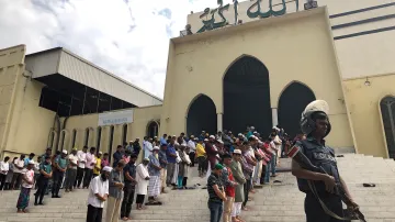 Zvláštní bezpečnostní opatření a hlídkující muslimové před národní mešitou Baitul Mukarram v Dháce