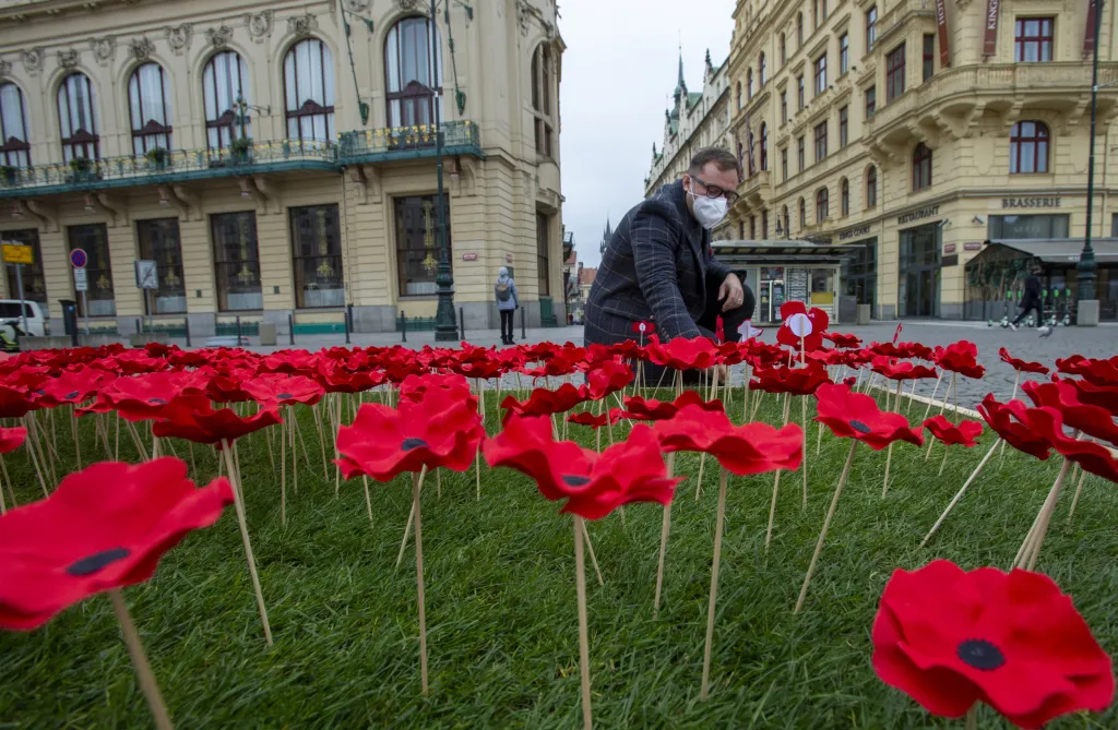 Květy vlčích máků připomínají Den válečných veteránů i na náměstí Republiky v Praze