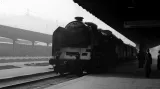 Zajímavá fotografie z podzimu 1943 zobrazuje lokomotivu 486.001 v jižní části pražského hlavního nádraží. Těchto velmi výkonných lokomotiv vyrobila Škoda jen devět a většina z nich jezdila na Slovensku