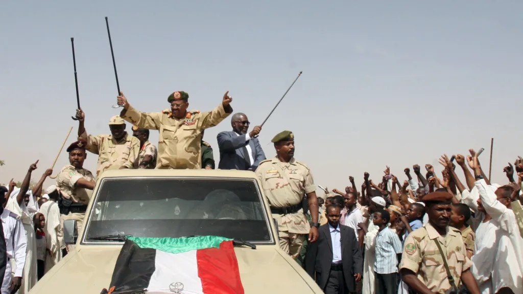 Súdánský prezident Umar Bašír (uprostřed)