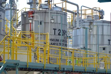 V sokolovské chemičce unikl ethylakrylát. Silně zapáchá, podle hasičů ale nebezpečí nehrozí