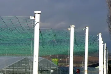 Unikátní zábrany obepnuly hřiště v Sedleci