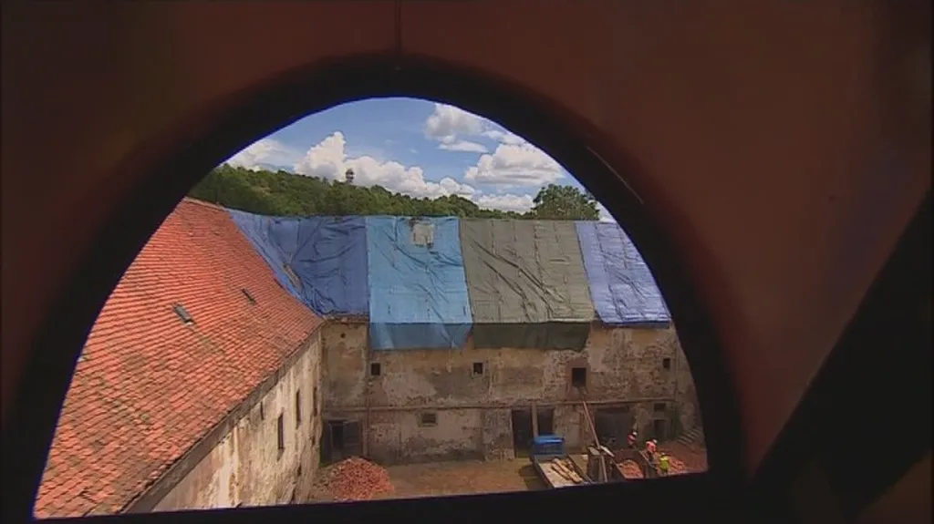 Opravy zámku v Oslavanech
