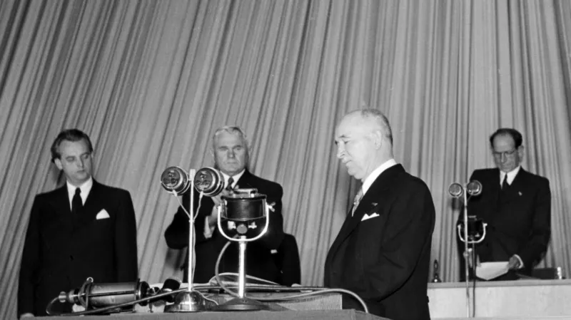 Edvard Beneš skládá slib na ústavu po svém znovuzvolení v roce 1946