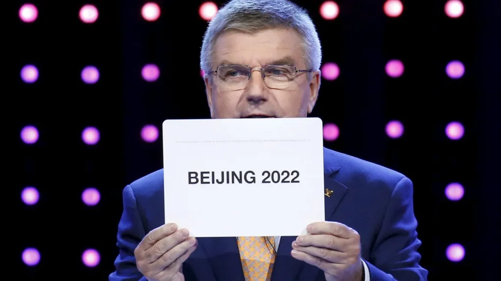 Thomas Bach, předseda MOV, oznamuje pořadatele zimní olympiády 2022
