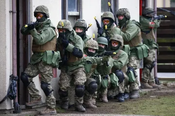 Británie chce své vojenské instruktory poslat přímo na Ukrajinu
