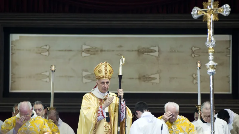 Turínský kardinál slouží mši před Turínským plátnem (2010)