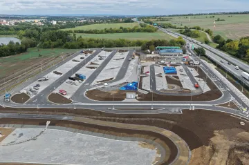 Na dálnicích D1 a D11 se otevřely nové odpočívky. ŘSD plánuje další