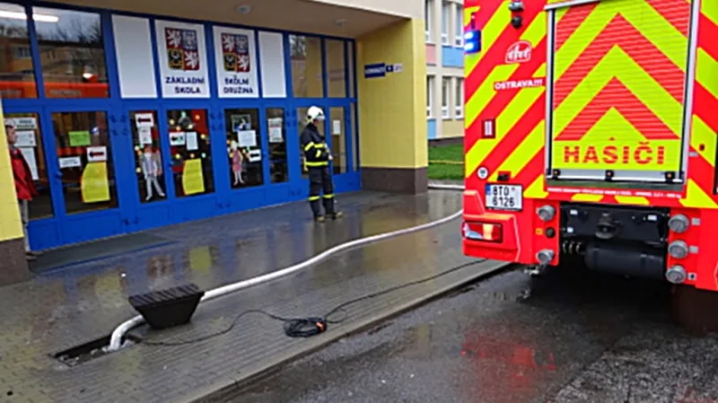 Hasiči museli odčerpat vodu před ZŠ v Ostravě