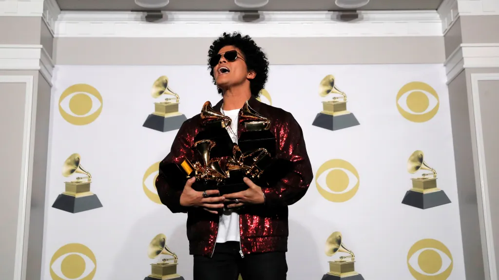 Bruno Mars třímá své gramofony