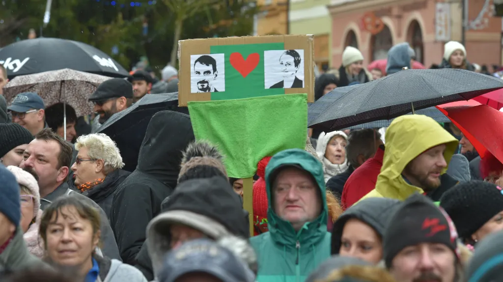 Chebská demonstrace za odvolané vedení města