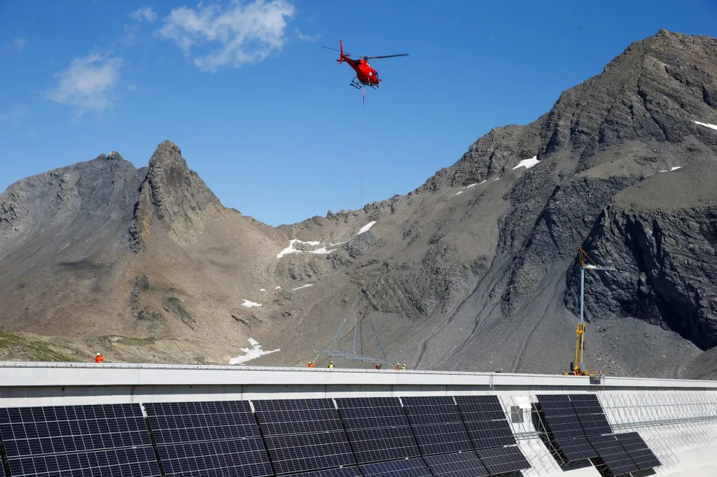 Výstavba nejvýše položené solární elektrárny v Evropě u vodní nádrže Muttse ve švýcarských Alpách