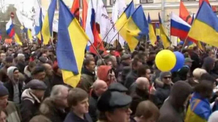 BEZ KOMENTÁŘE: Moskevská demonstrace na podporu Ukrajiny