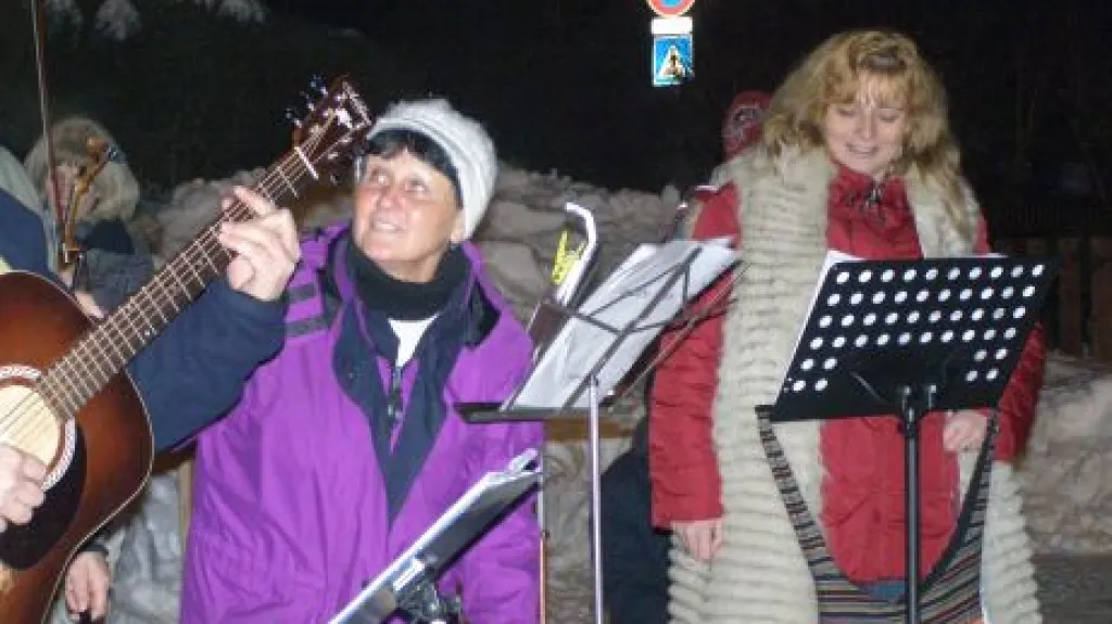 Zpívání u vánočního stromu v Lánově