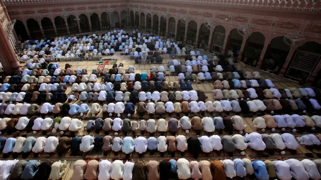 Věřící v Pákistánu během modlitby