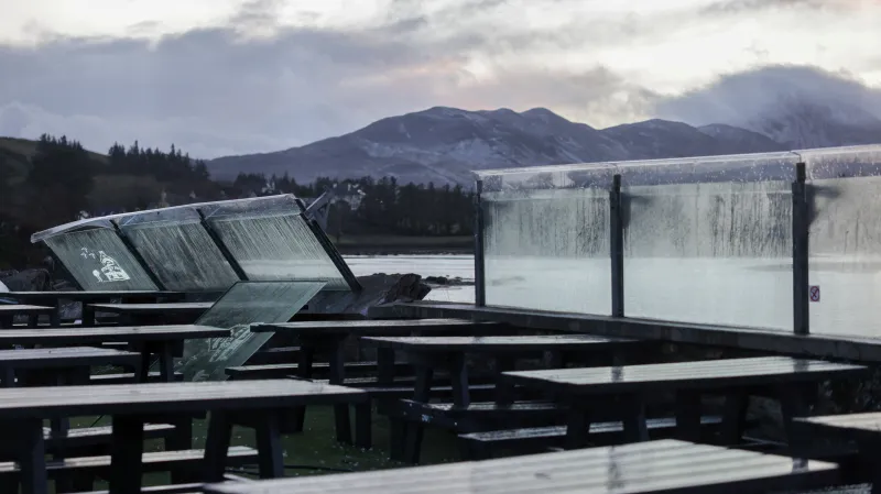 Následky bouře Éowyn v irském Westportu