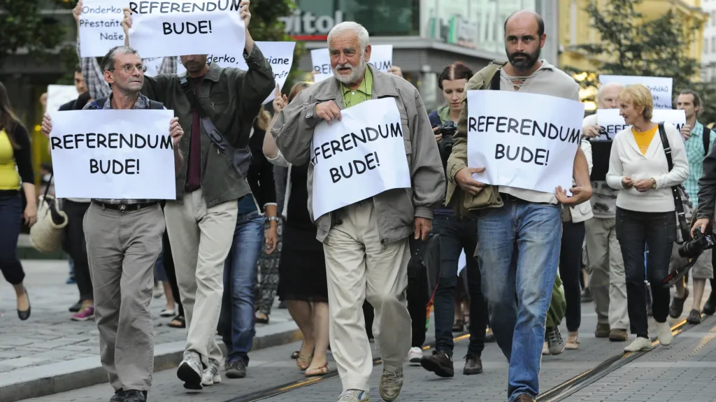 Manifestace za referendum o brněnském nádraží