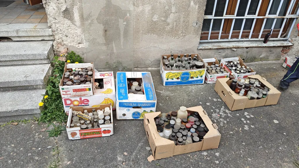 Chemikálie nalezené při vyklízení sklepa v domě v Praze 4