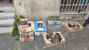 Chemikálie nalezené při vyklízení sklepa v domě v Praze 4