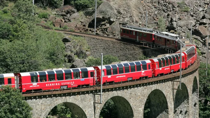 Bernina Express překonává sám sebe při stoupání na spirálovitém viaduktu v Brusiu