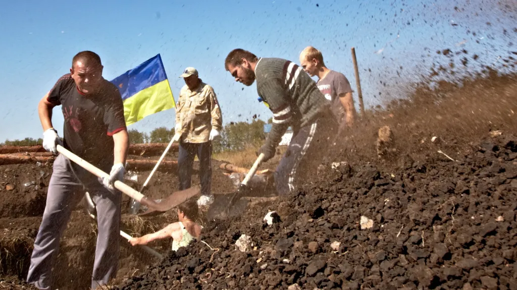 Ukrajinští dobrovolníci hloubí zákopy na hranicích s Ruskem