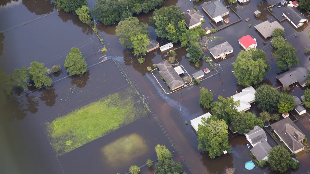 Zaplavené předměstí Sorrenta v Louisianě. Snímek ze 17. srpna