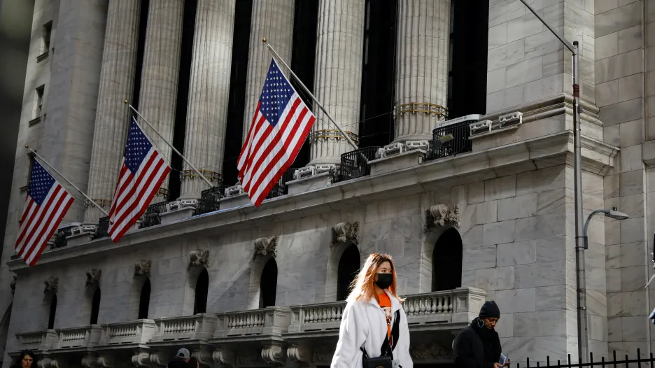 Žena s rouškou před newyorskou burzou NYSE