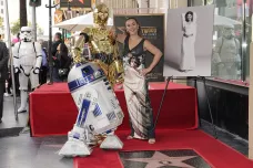 Carrie Fisherová má hvězdu na chodníku slávy. Ceremonii přihlíželi i droidi ze Star Wars