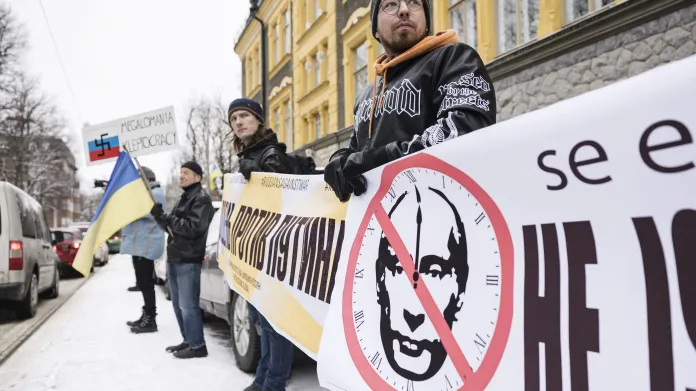 Protestující před ruskou ambasádou v Helsinkách