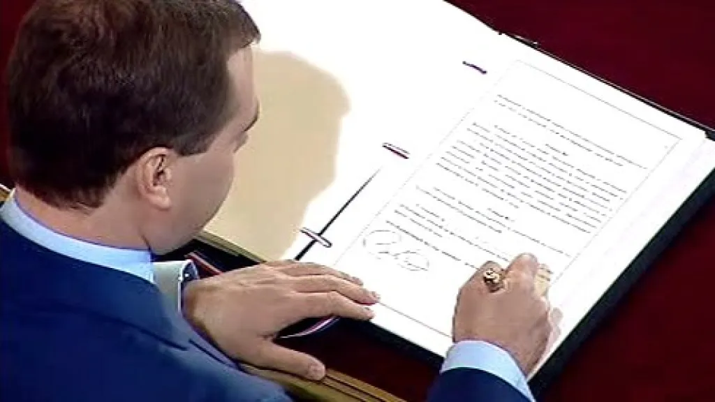 Medvěděv podepisuje smlouvu o omezení jaderných zbraní