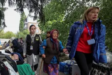 Dobrovolníci pomáhají s evakuací lidí z ukrajinského Vovčansku. Ruský tlak pokračuje