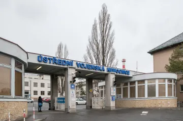Policie zasahovala v Ústřední vojenské nemocnici i jinde. Zadržela jedenáct lidí