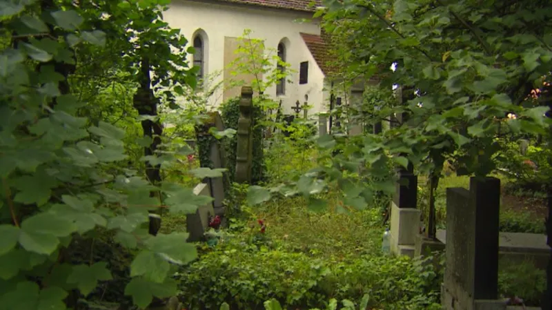 Neutěšený pohled na hřbitov v Jindřichově Hradci