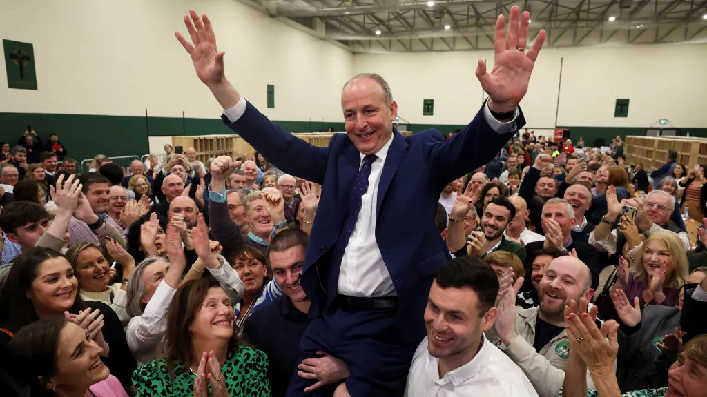 Předseda strany Fianna Fáil Micheál Martin slaví své zvolení v irských parlamentních volbách