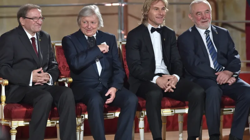 Vyznamenaní (zleva) Petr Moos, Václav Neckář, Pavel Nedvěd a Václav Pavlíček